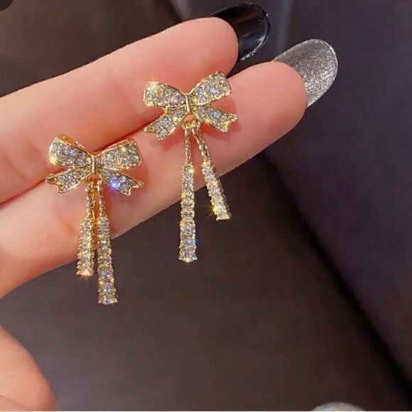 🎀 Betsey Johnson new crystal dangle bow earrings 🎀 - Picture 1 of 7